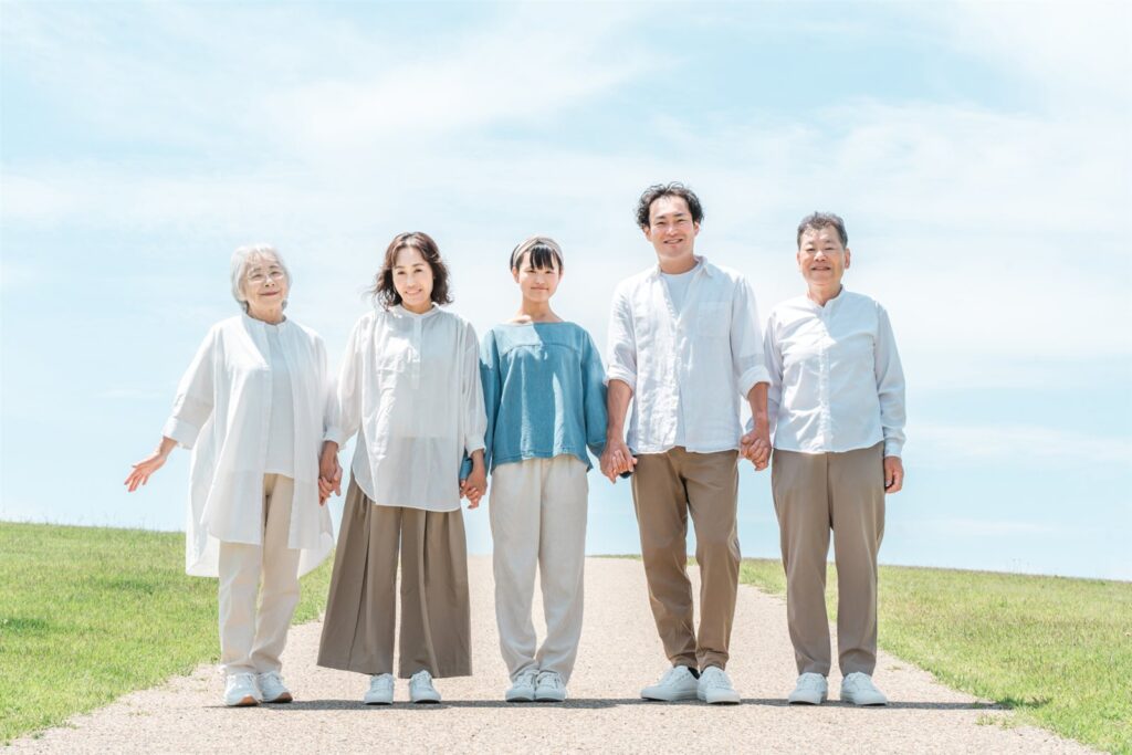 三世代で沖縄旅行を楽しむ家族