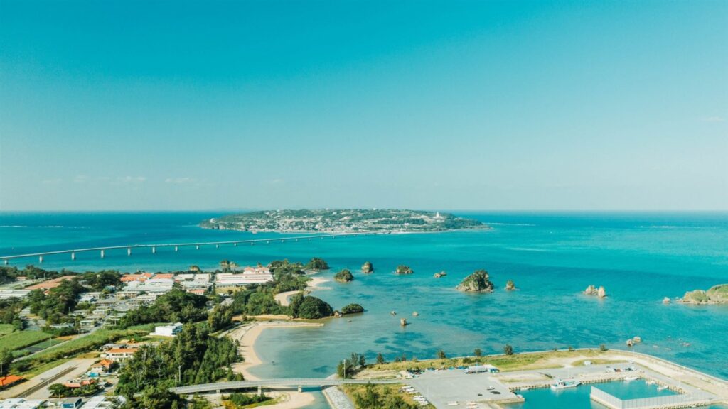 古宇利大橋と冬でも青い沖縄の海