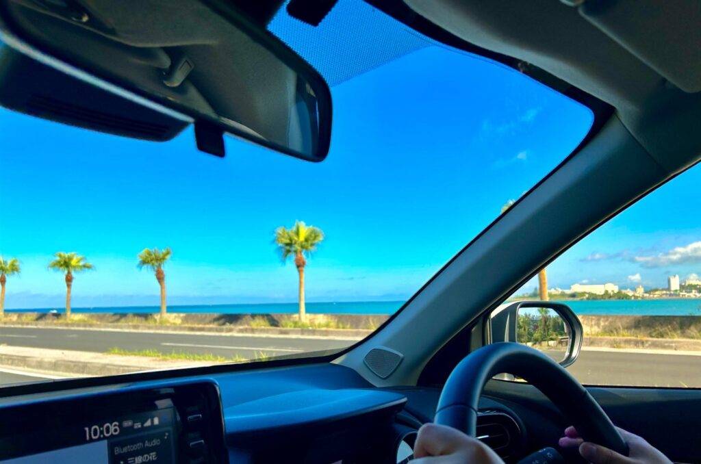 沖縄の海沿いを自分で運転するドライブの車内
