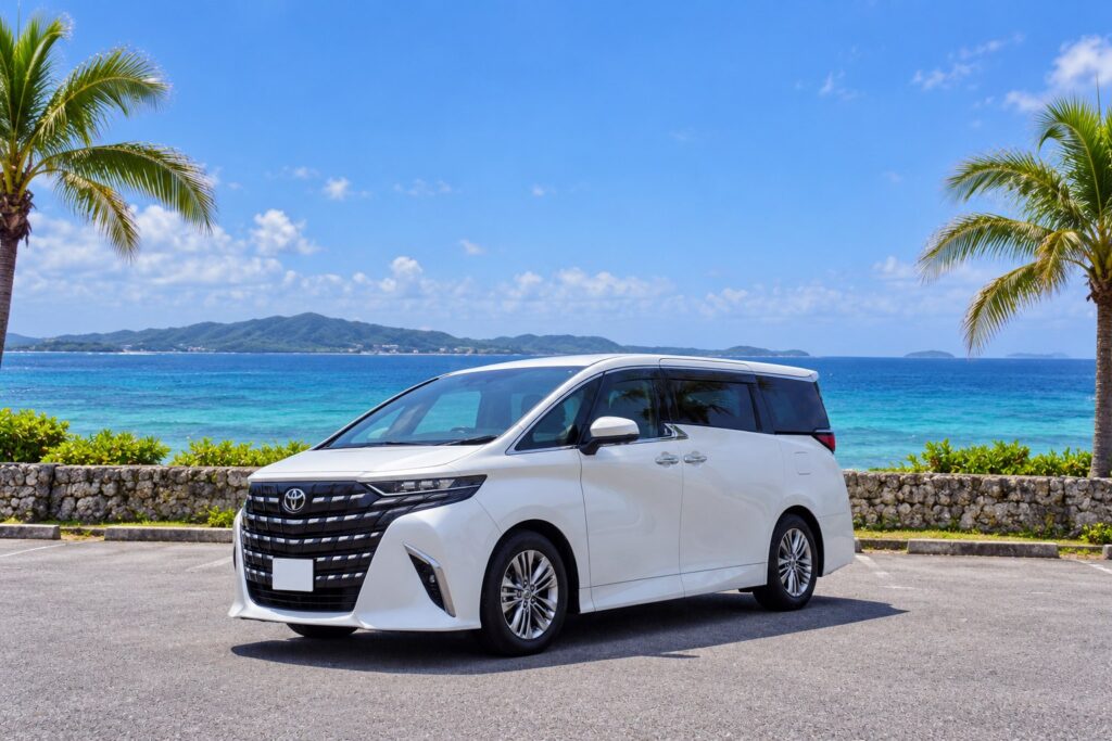 沖縄の海沿いに停まるアルファード40系レンタカー